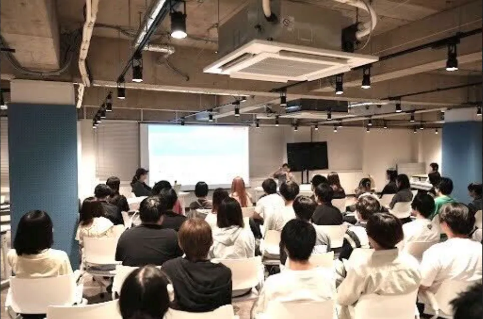 ヒットプロデューサーをお招きして、講演会を定期開催しています。