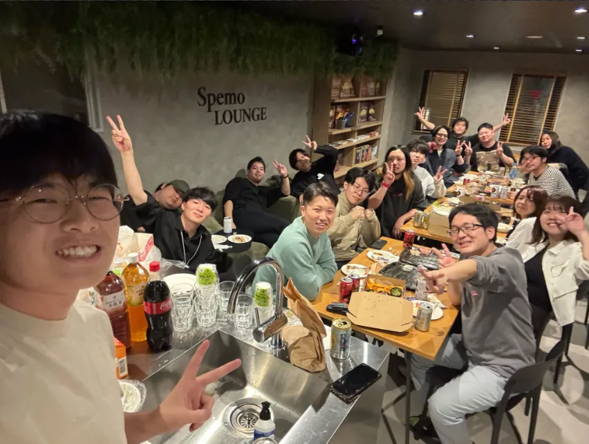 役職に関係なく、フラットに 語り合う文化です。